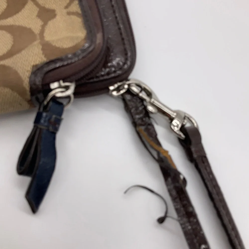 COACH WRISTLET WALLET - Picture 4 of 12